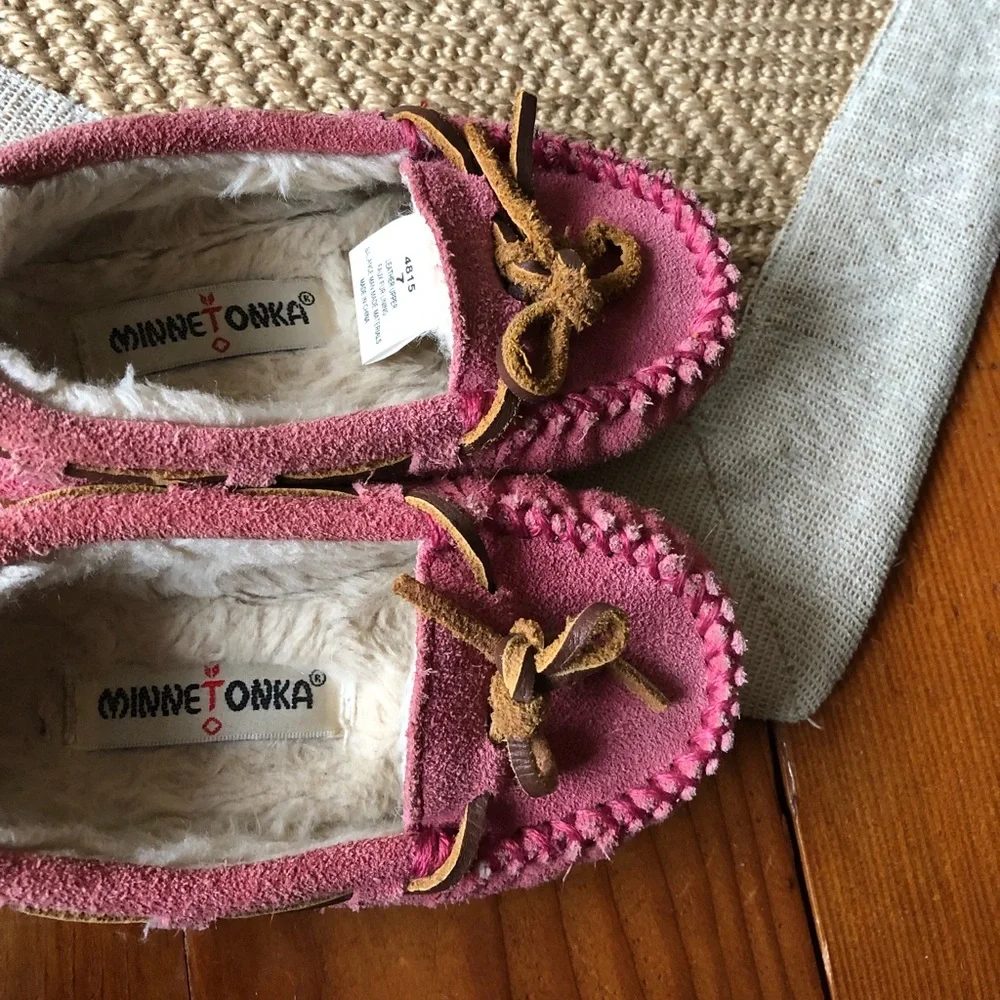 Minnetonka toddler girls 7 pink slippers moccasins shoes faux fur leather ties